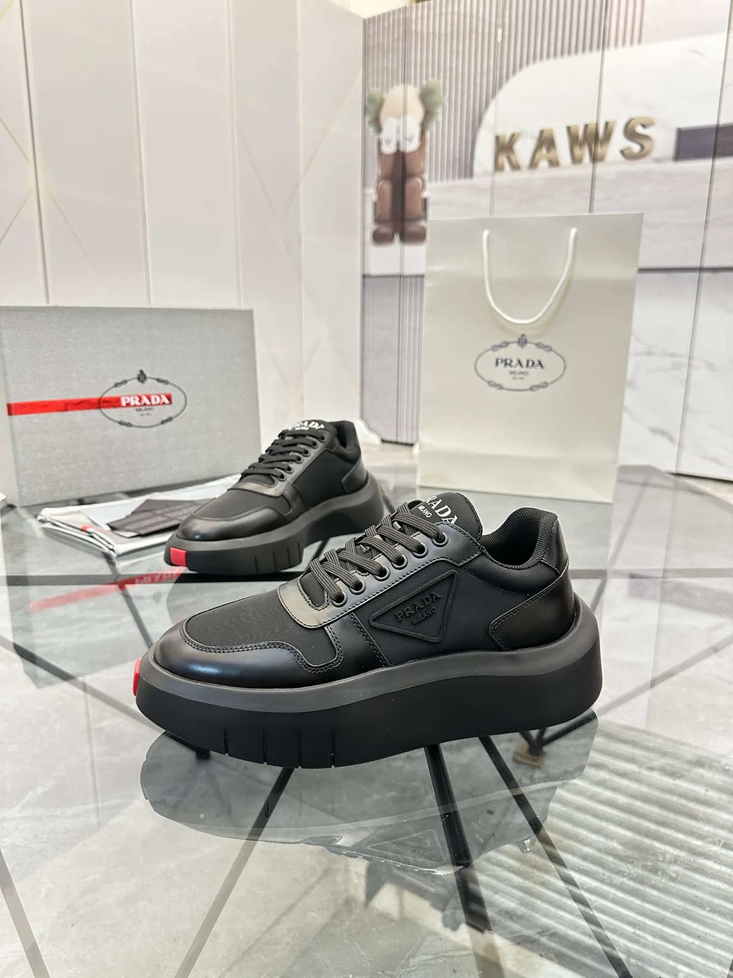 Men's shoes: 💰P620¥ High-end top quality Product trademark: Prada *"Prada*" low-top casual shoes Regular size: 38-45 (can be customized to 46) Product materials: imported first-layer cowhide leather on the upper spliced ​​with original fabric, breathable lining, cowhide foot pads, original ultra-light foam outsole. No.: 001